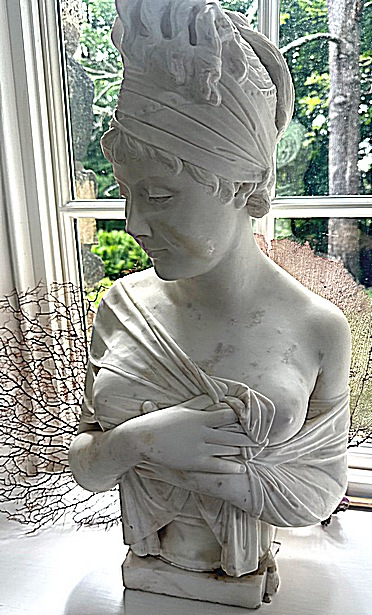 11 BUST DEPICTING A WOMAN